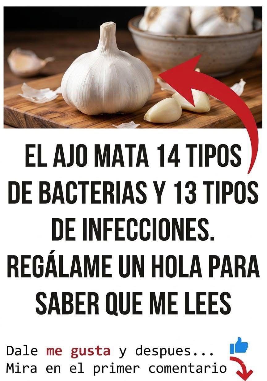 Ajo entero y dientes de ajo sobre una tabla de cortar