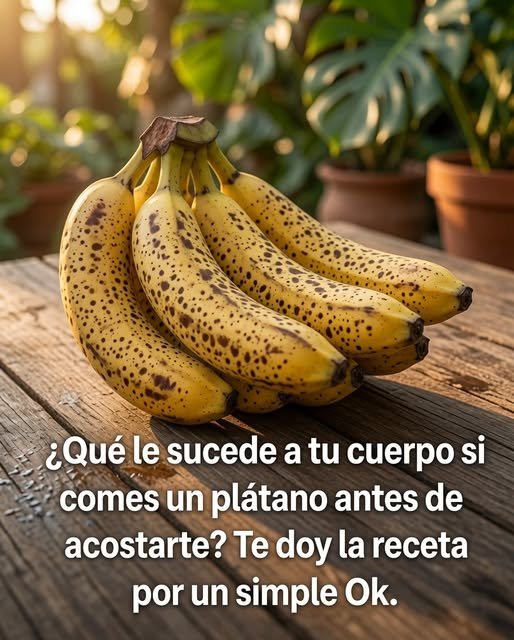 Racimo de plátanos sobre una mesa de madera