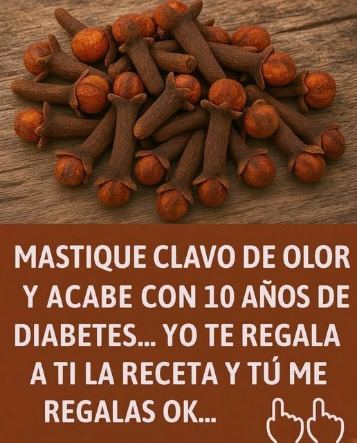 Clavos de olor sobre superficie de madera