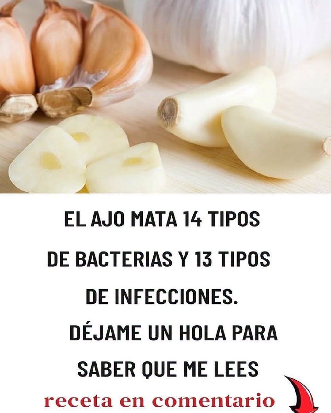 Dientes de ajo sobre una superficie de madera